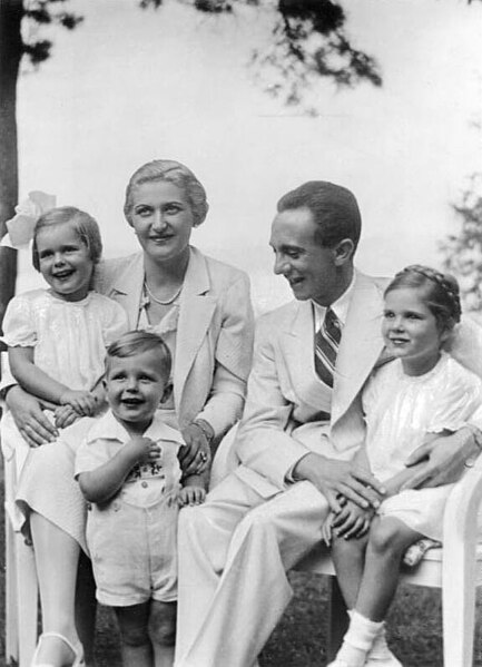 Nazisme-Magda et Joseph Goebbels avec leurs enfants