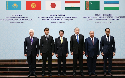 Joe Biden entouré des dirigeants des républiques d'Asie centrale lors de la 78e session de l'Assemblée générale des Nations Unies.