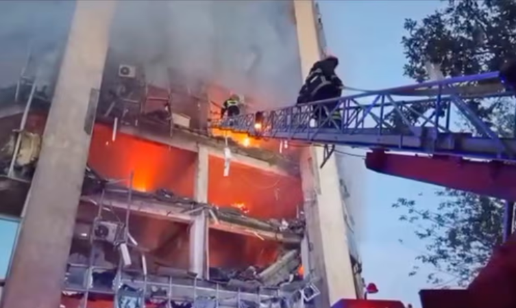 Un incendie gigantesque a englouti quelque 40 000 tonnes de céréales sur le Danube, selon des sources des autorités ukrainiennes.