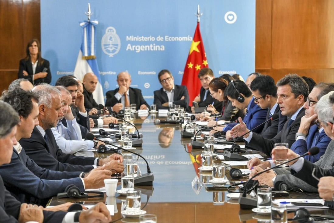 Le ministre argentin de l'économie, Sergio Massa, et l'ambassadeur de Chine en Argentine