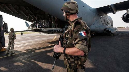 Alors qu'un bras de fer s'engage sur le retrait de la France au Niger, les autorités françaises ont décidé de se retirer du pays.