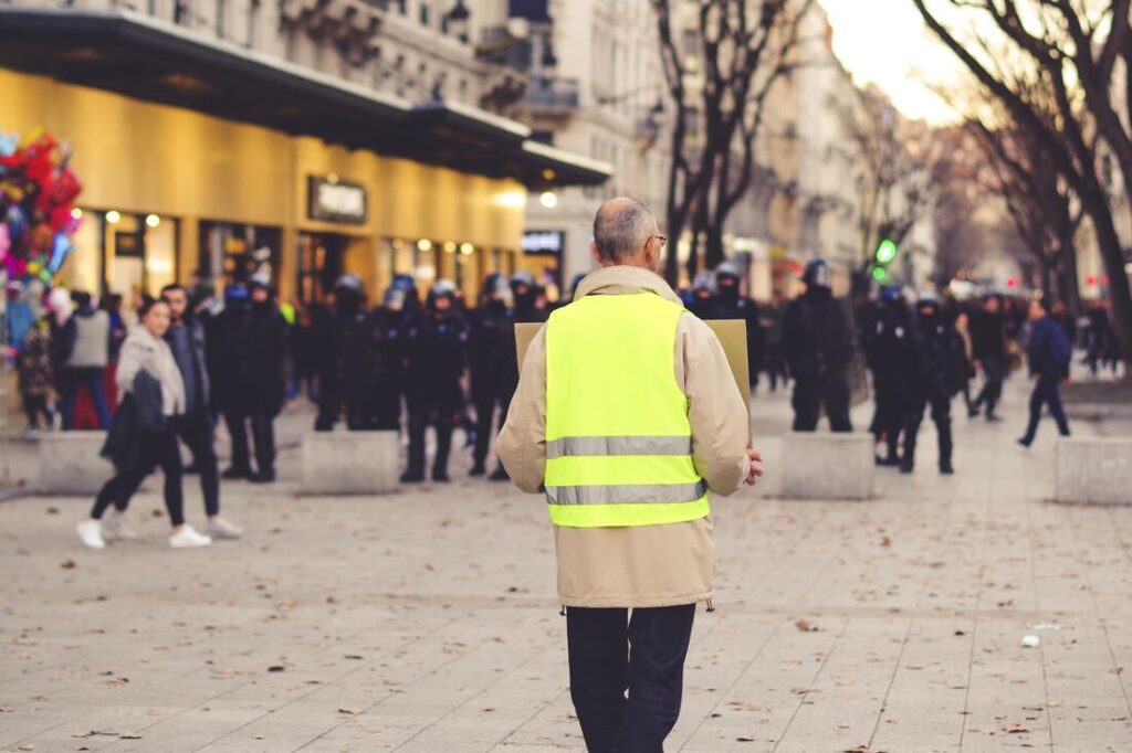 Gilets jaunes, Macron et Merkel