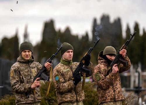 Des milliers d'Ukrainiens et de conscrits tentent de s'échapper ou d'échapper au service militaire, ce qui les met sur une voie risquée.